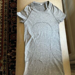 Lululemon size 2 shirt